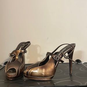Vera Wang brown metal heels